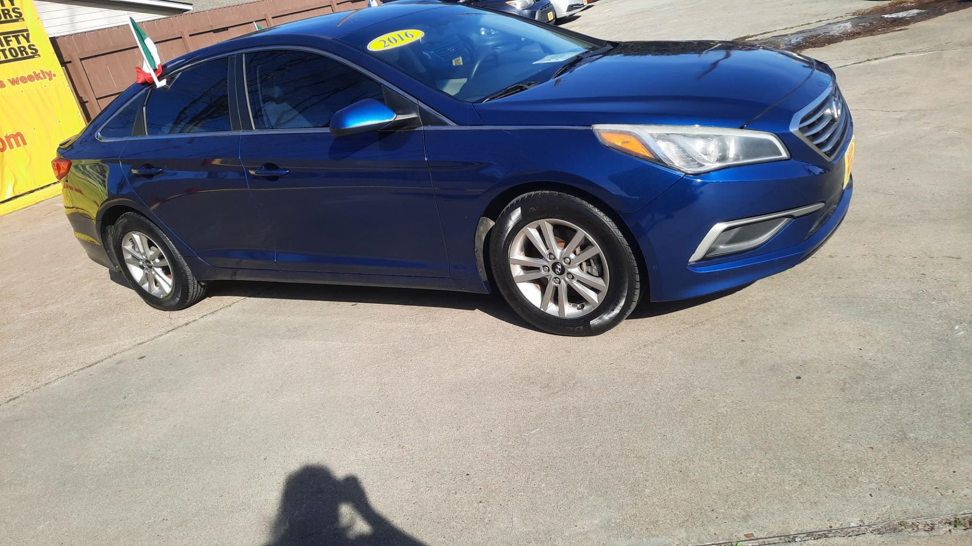 2016 Hyundai Sonata SE (5NPE24AF6GH) with an 2.4L L4 DOHC 16V engine, 7A transmission, located at 16710 Clay Rd., Houston, TX, 77084, (281) 859-7900, 29.834864, -95.656166 - Photo#2